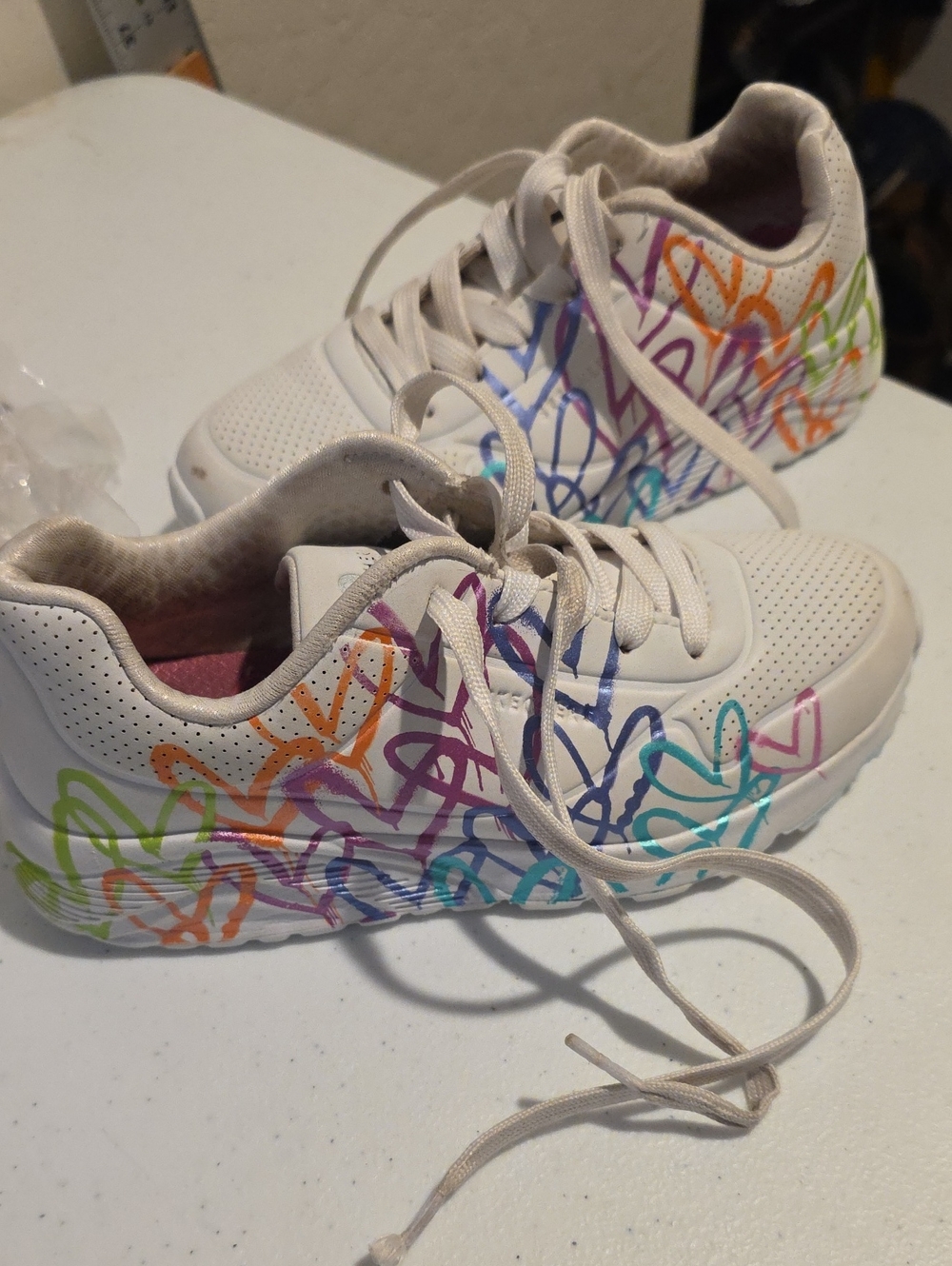 Skechers White Kids Sneakers with Multicolor Heart Graffiti